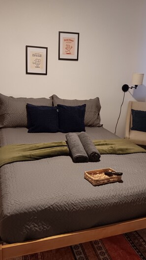 2 bedrooms, iron/ironing board, Internet, bed sheets