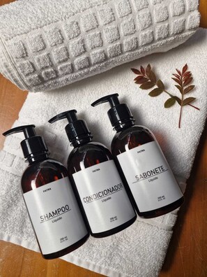 Ducha, secador de pelo, toallas y jabón