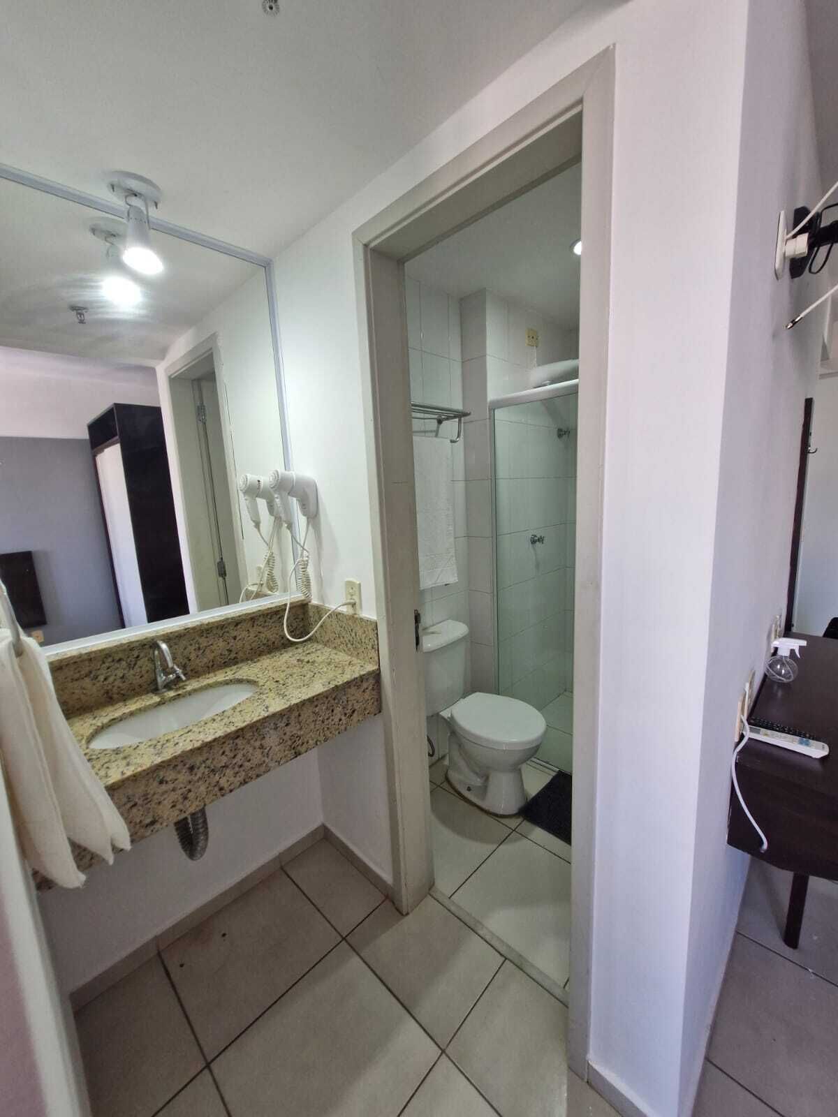 Chuveiro, secador de cabelo, toalhas de banho, sabonete