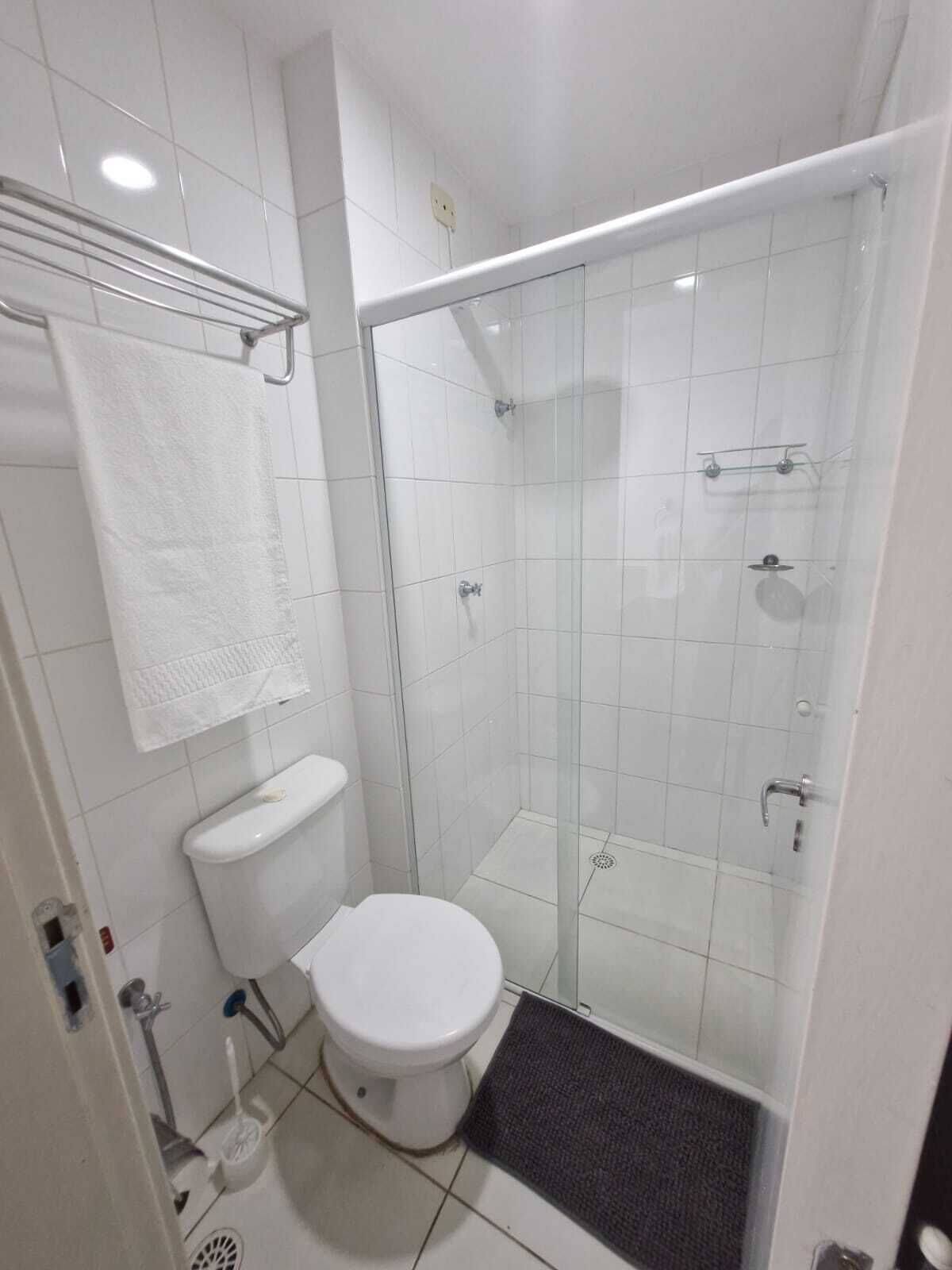 Regadera, secadora de cabello, toallas, jabón 