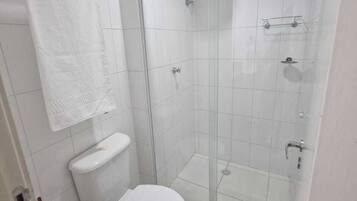 Chuveiro, secador de cabelo, toalhas de banho, sabonete