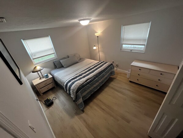 3 bedrooms, iron/ironing board, internet, bed sheets - Cozy home in pleasant neighborhood (Seffner)