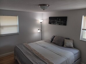 3 عدّة غرف نوم ومكواة/لوح كي وخدمة الإنترنت وملاءات أسرّة