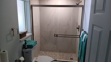 淋浴设施、毛巾、肥皂、卫生纸