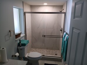 تجهيزات دش، مناشف، صابون، ورق حمّام