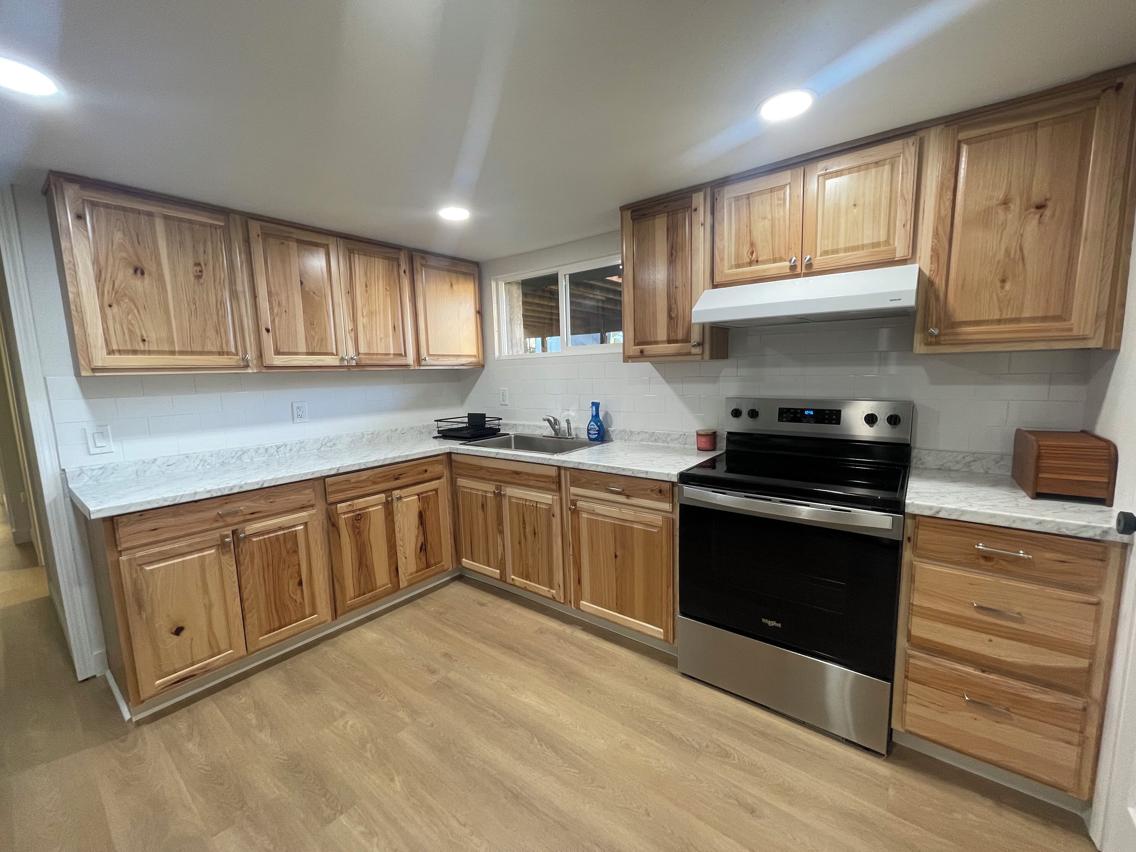 Kylskåp, mikrovågsugn, ugn och spishäll