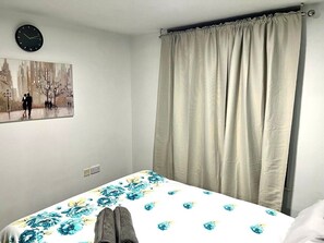 1 habitación, tabla de planchar con plancha, wifi gratis y ropa de cama 