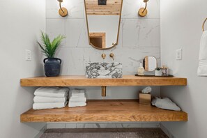 Douche, sèche-cheveux, serviettes fournies, savon