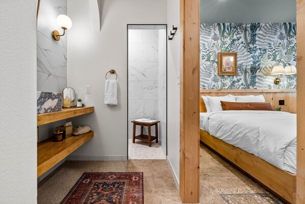 1 bedroom, iron/ironing board, travel crib, free WiFi - The Aloha Room (Newton County)