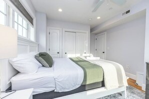 3 عدّة غرف نوم وخدمة الإنترنت وملاءات أسرّة