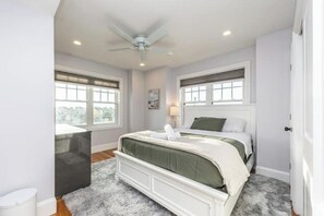 3 عدّة غرف نوم وخدمة الإنترنت وملاءات أسرّة