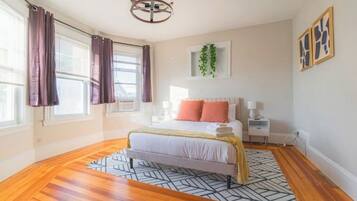 4 bedrooms, iron/ironing board, internet, bed sheets