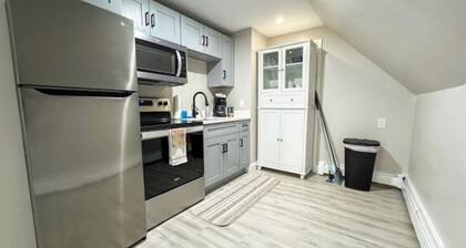Charming 4-BDR - Walk to Downtown & Free parking!