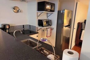 Réfrigérateur, micro-ondes, four, cafetière/bouilloire