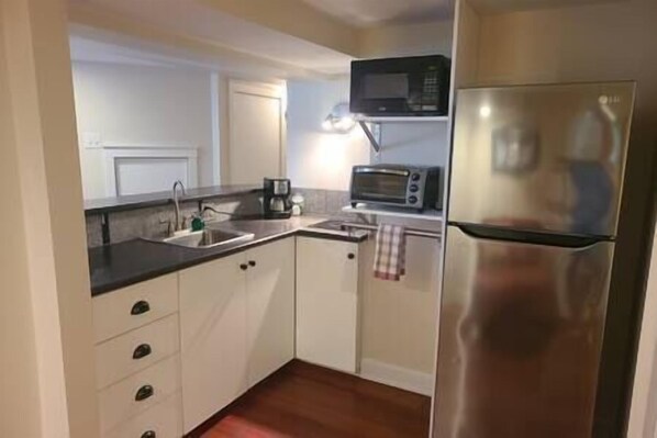 ثلاجة، ميكروويف، فرن، ماكينة لصنع القهوة/الشاي