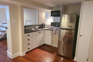 ثلاجة، ميكروويف، فرن، ماكينة لصنع القهوة/الشاي