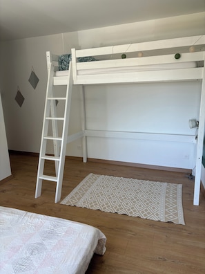 2 bedrooms, iron/ironing board, Internet, bed sheets
