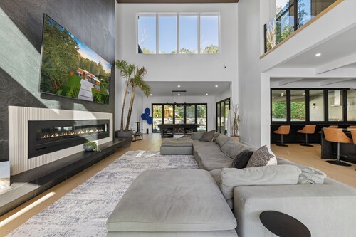 Atlanta Modern | Pool, Hot Tub & Basketball Court