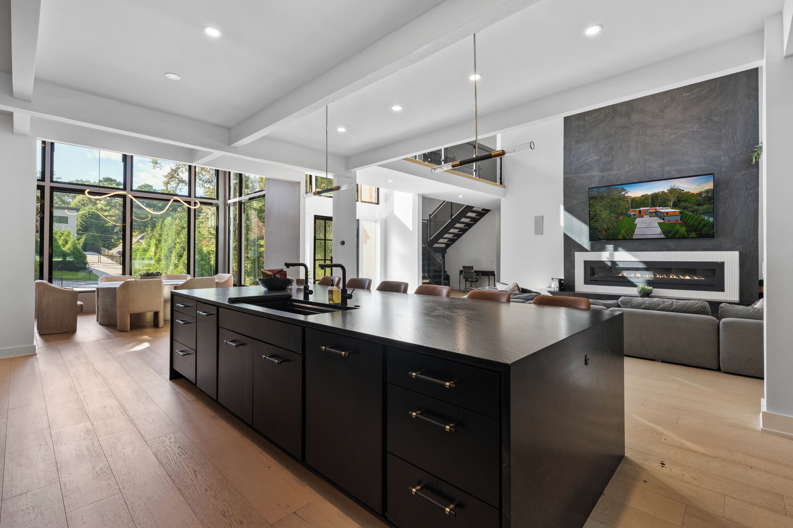 المنشأة من الداخل