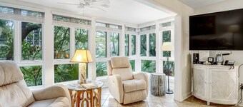 Charming condo with private beach access, on-site golf, high-speed WiFi & AC