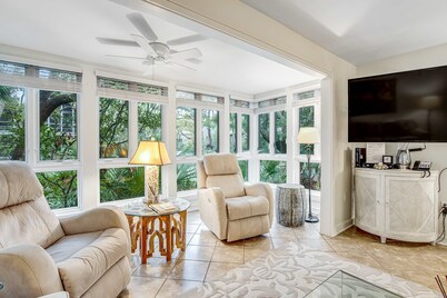Charming condo with private beach access, on-site golf, high-speed WiFi & AC