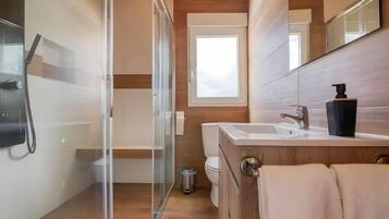 Een douche, handdoeken