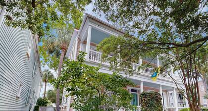 Charming carriage house w/ original hardwoods, W/D & antique bed - 1 dog OK