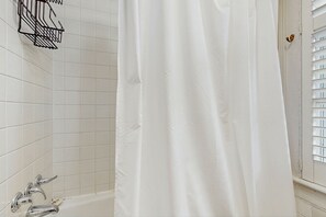 Ducha, secador de pelo, toallas y champú