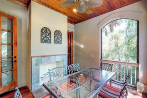 Outdoor dining - Multi-level home with private pool, lanai & enclosed deck - beach nearby (Kiawah Island)