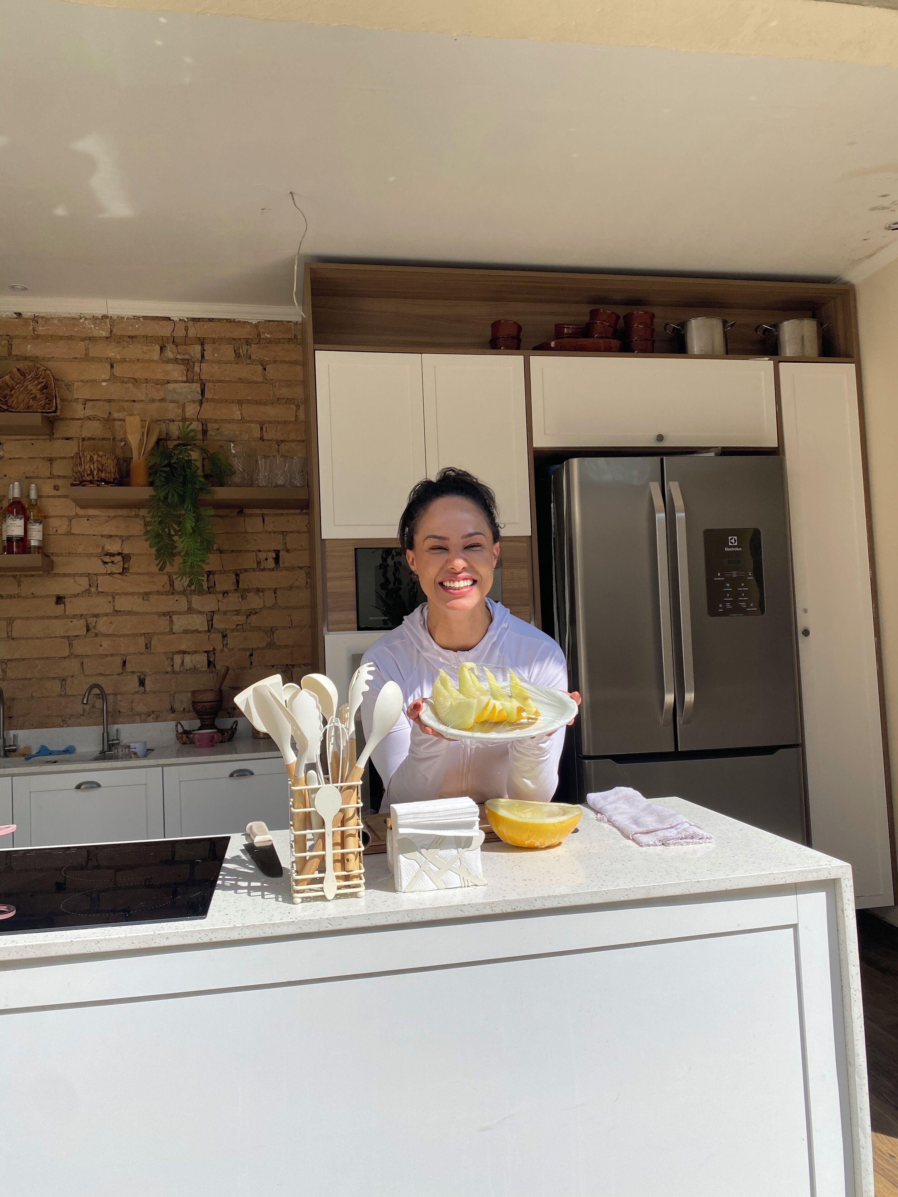 Refrigerador em uma área comum, micro-ondas em uma área comum