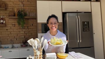 Refrigerador em uma área comum, micro-ondas em uma área comum