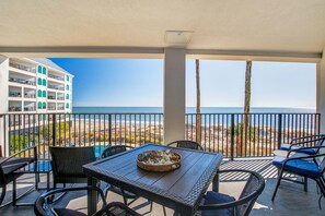 Outdoor dining - Bright and spacious condo with beach & ocean views, pool, basketball & balcony (Isle of Palms)