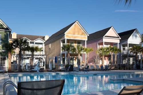 Cozy 2BR Pet Friendly Walkable Resort Cottage w/ Pool Access