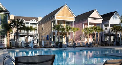 Cozy 2BR Pet Friendly Walkable Resort Cottage w/ Pool Access