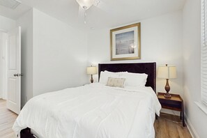 2 bedrooms, WiFi, bed sheets - Cozy 2BR Pet Friendly Walkable Resort Cottage w/ Pool Access (Charleston)