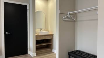 Habitación triple | Sistema de insonorización, wifi gratis, accesible en silla de ruedas