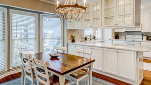 ماكينة لصنع القهوة/الشاي، ثلاجة، ميكروويف، فرن