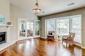 TV, offices - Coastal cottage with yard, near shopping & dining in Old Village District (Mt. Pleasant)