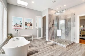 Een douche, een haardroger, handdoeken, shampoo