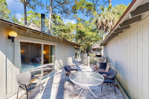 Cabin in the maritime forest with pool and golf on-site - walk to the beach