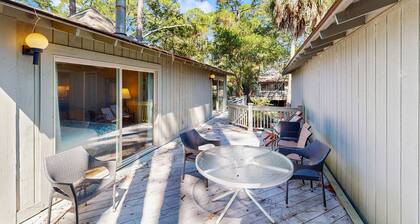 Cabin in the maritime forest with pool and golf on-site - walk to the beach