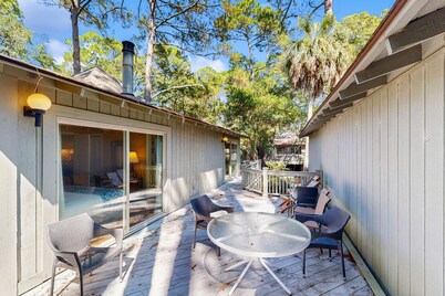 Cabin in the maritime forest with pool and golf on-site - walk to the beach