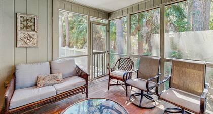 Cabin in the maritime forest with pool and golf on-site - walk to the beach