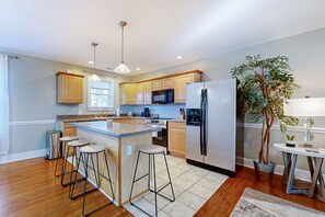 Jääkaappi, mikroaaltouuni, uuni, liesi