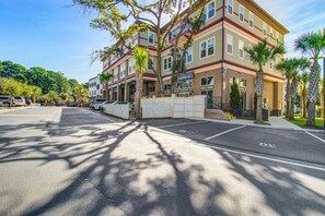 Exterior - Spacious 3BR in Pet Friendly Walkable Resort with a Pool (Charleston)
