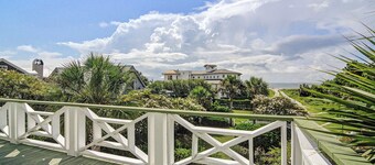 Beautiful Sullivan’s Island home next to lighthouse - easy walk to beach