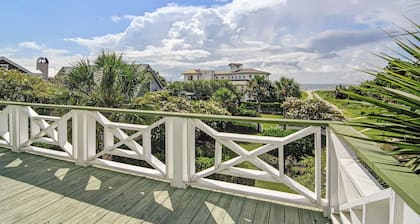 Beautiful Sullivan’s Island home next to lighthouse - easy walk to beach