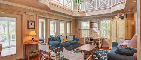 Televisión, reproductor de DVD y oficina