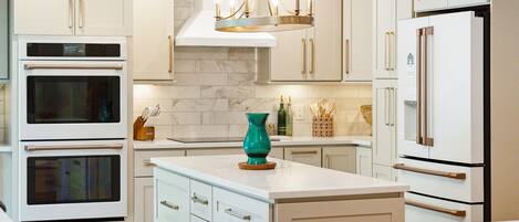 ثلاجة، ميكروويف، فرن، موقد طهي مسطح