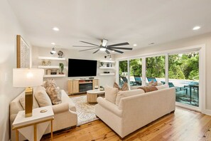 TV, offices - Luxury Beach Retreat with Private Pool – Walk to the Ocean (Isle of Palms)